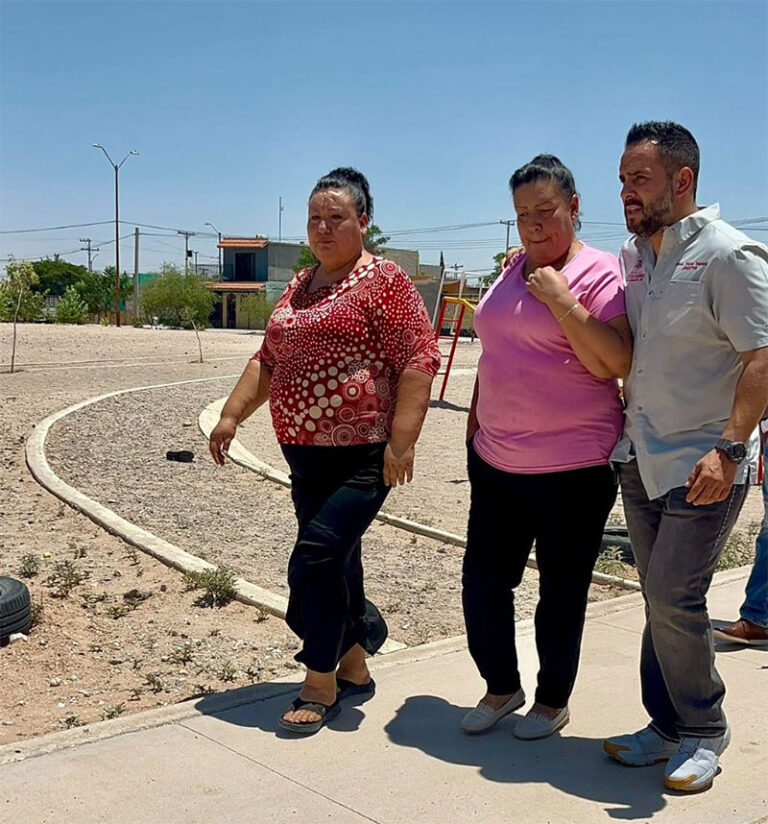 Se reúnen titular de Atención Ciudadana del Suroriente y vecinos de Finca Bonita