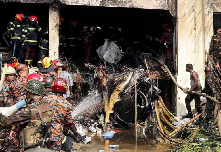 VIDEO: Se estrella avión contra escuela, hay 16 muertos