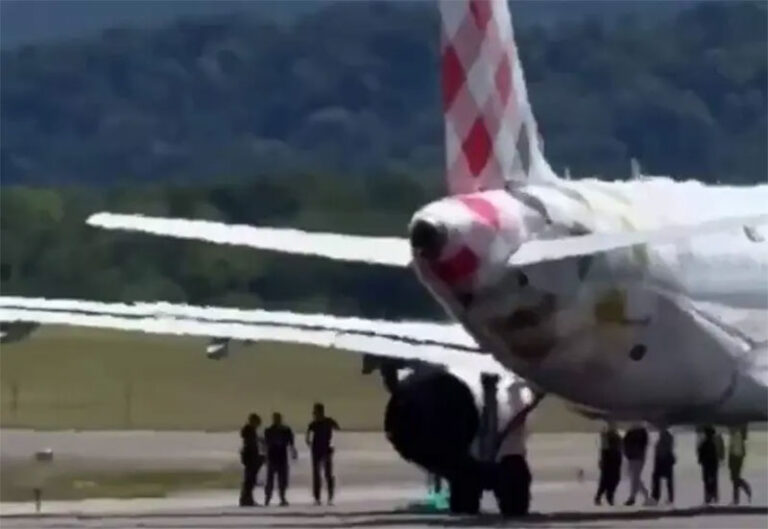 Muere succionado por avión