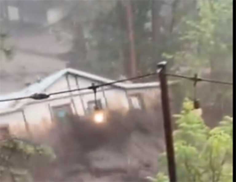 VIDEO: Lluvia azota Ruidoso Nuevo México, casa es arrastrada, hay muertos