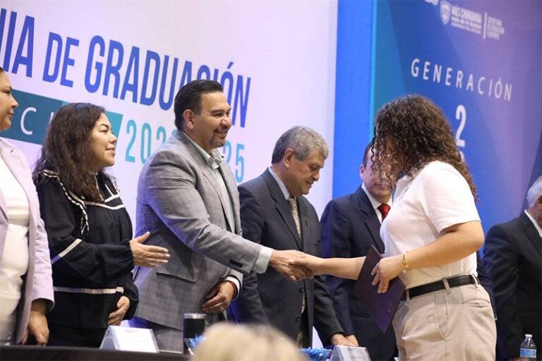 Participa Alcalde en la ceremonia de graduación del COBACH 9
