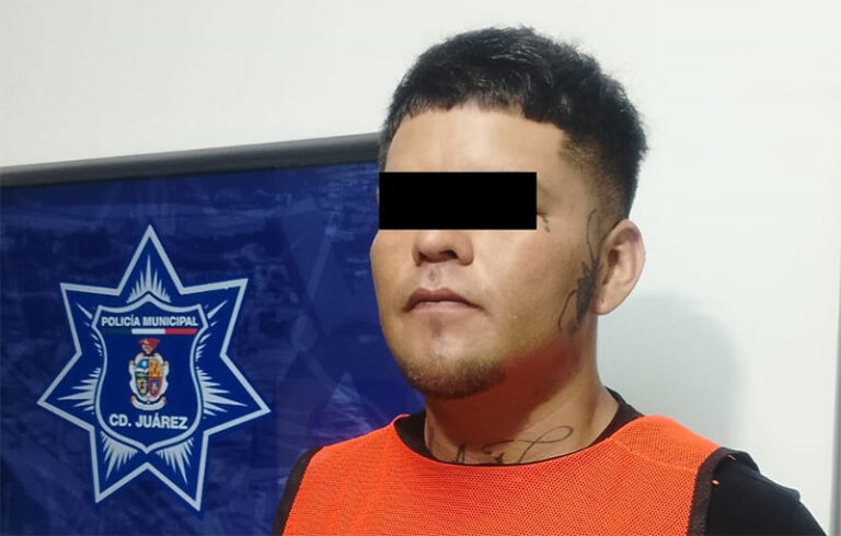 Municipales arrestan a sujeto por posesión de motocicleta con reporte de robo