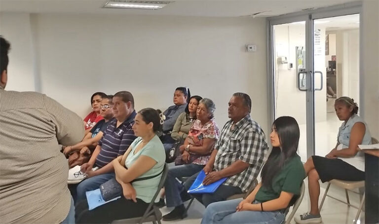 Imparte Regulación Comercial cursos de manejo de alimentos a vendedores de mercados