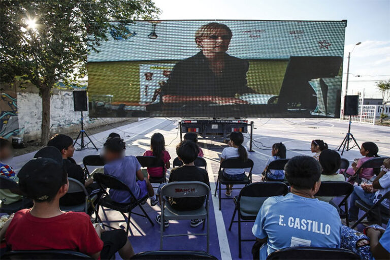 Vecinos disfrutan la primera función de los “Ciclos de Cine de Verano” en Praderas del Sol
