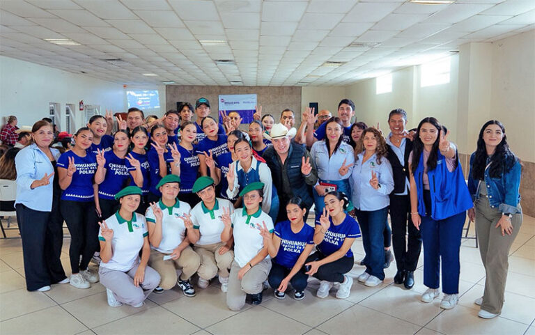 Entrega Ichijuv apoyos económicos a jóvenes en la Sierra Tarahumara