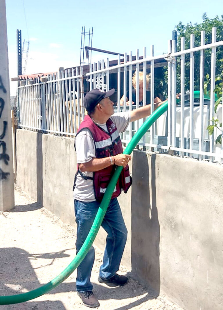 Cruzada por el agua abastece a familias de los kilómetros