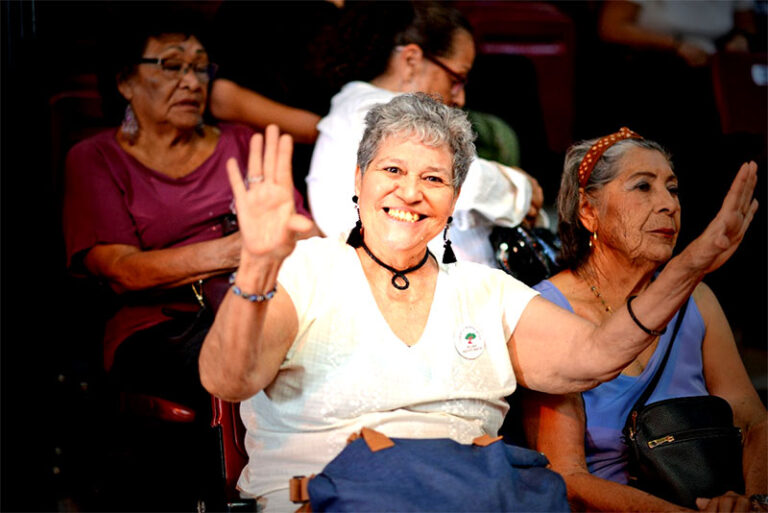 Talento y experiencia brillan en el Festival Cultural 60 y más