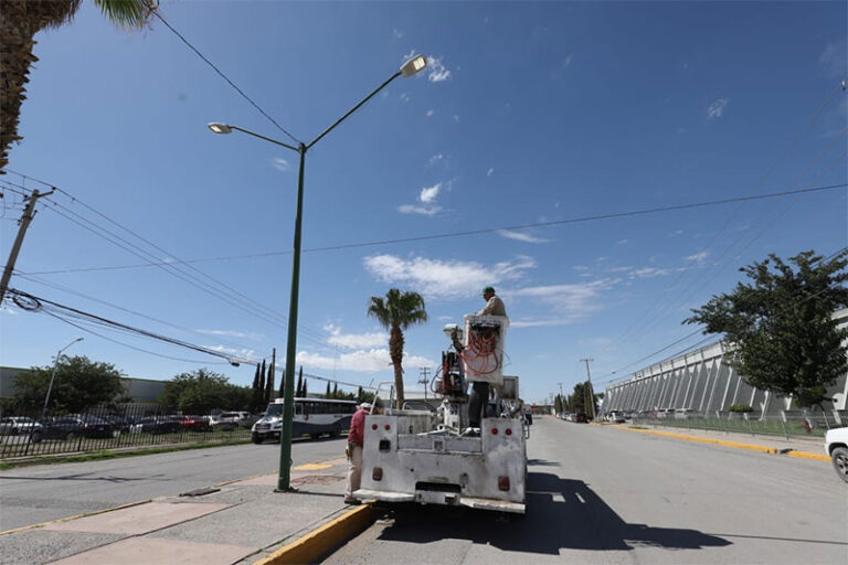 Repara Alumbrado Público luminarias afectadas por tormenta eléctrica en avenida Río Bravo
