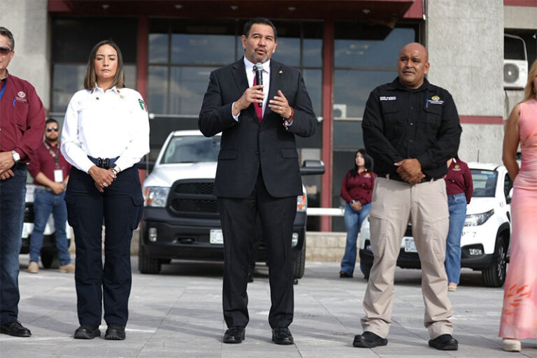 Entregan vehículos a la Dirección de Protección Civil