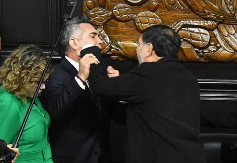 ¡Se agarran del chongo en el Senado!