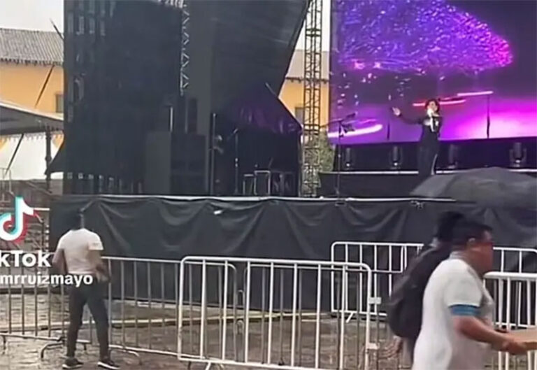¿Sola en el escenario?