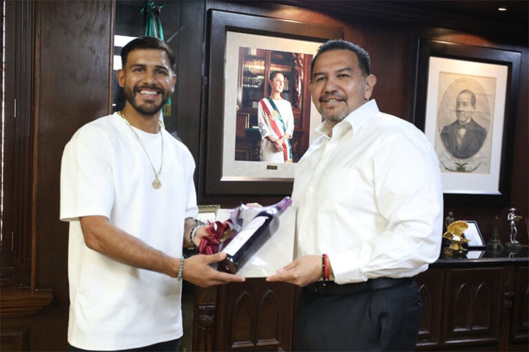 Recibe alcalde a Yair Rodríguez “El Pantera”