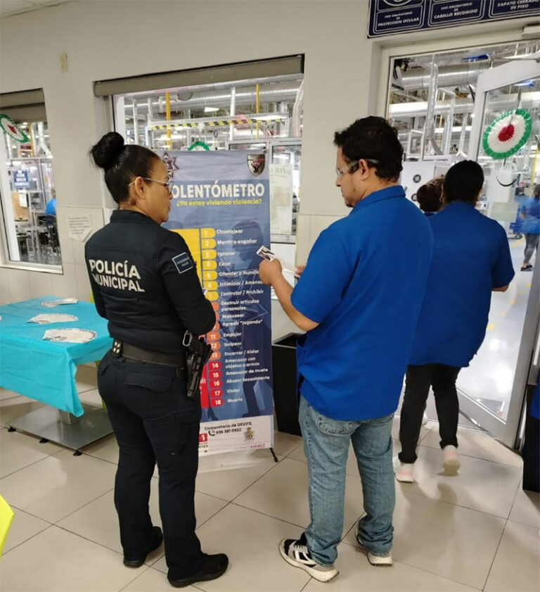 Policías de la DEVIFG instalan módulo informativo en materia de violencia familiar en empresa maquiladora