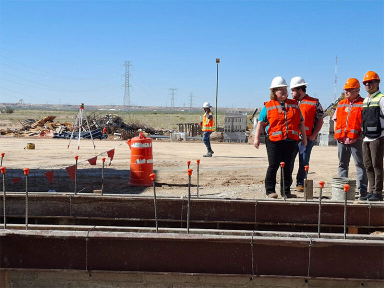 Recorren regidores la construcción del Rastro TIF