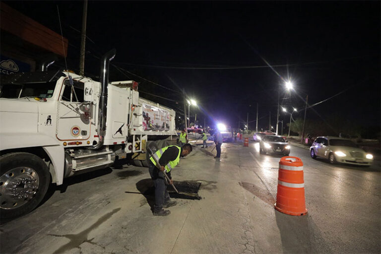 Trabajan cuadrillas de bacheo de manera nocturna