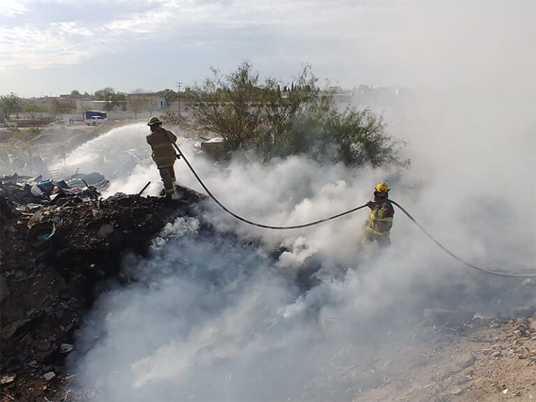 Bomberos sofocan incendio en terreno baldío de la colonia Nueva Democracia