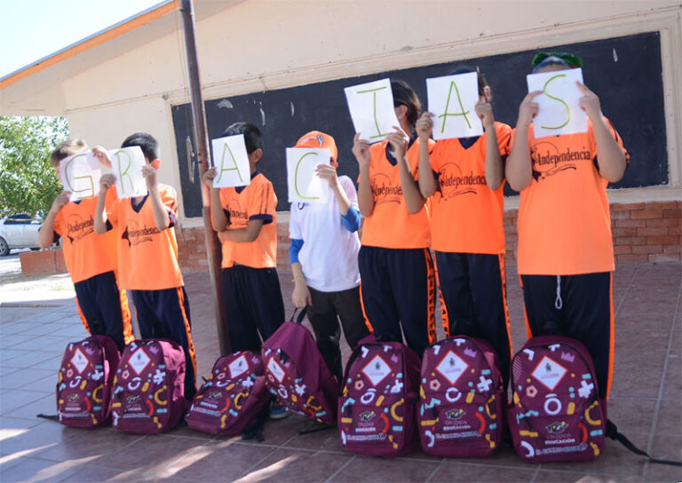 Entrega Centros Comunitarios mochilas y loncheras en escuelas de educación básica