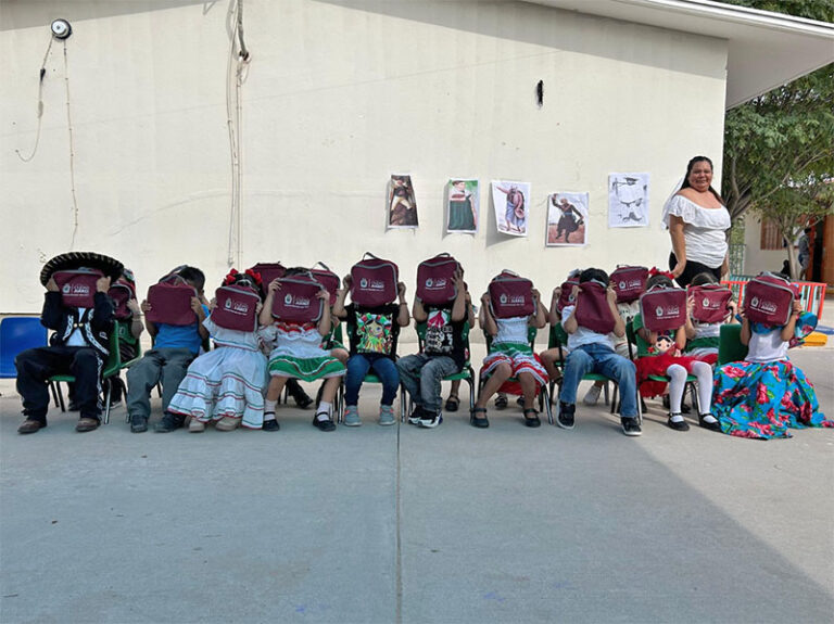 Continúa Centros Comunitarios entregando loncheras a estudiantes de preescolar