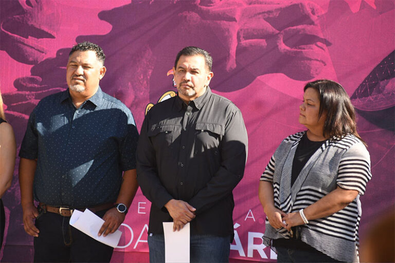 Alcalde Pérez Cuéllar entrega mochilas en la Escuela Club de Leones