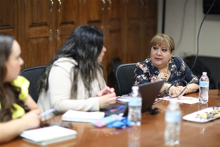 Proponen engomado para identificar y respetar a personas adultas mayores al volante