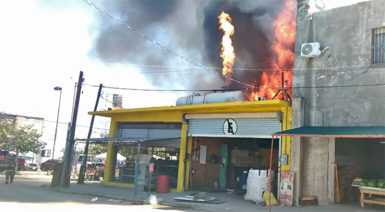 Controlan incendio en local de frituras en la Zona Centro