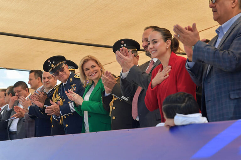 Encabeza Maru Campos desfile Cívico-Militar por el 215 Aniversario de la Independencia
