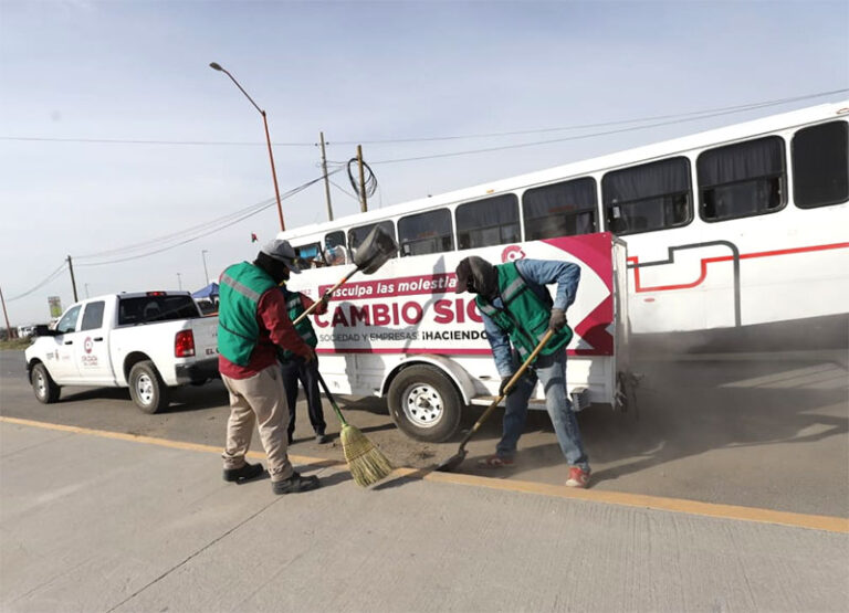 Atienden acumulación de tierra y basura en camellones y vialidades