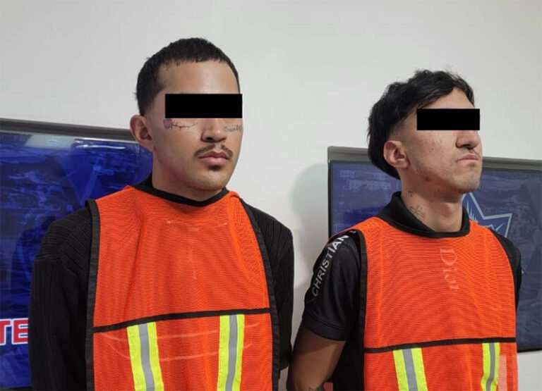 Policías Municipales detienen a dos sujetos en posesión de un arma de fuego calibre 9 milímetros 