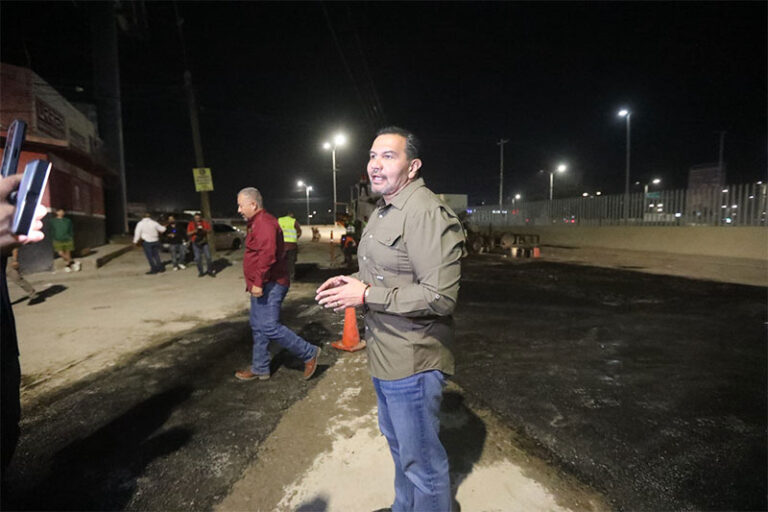 Supervisa el Presidente Pérez Cuéllar trabajos de bacheo en la calle Miguel Hidalgo