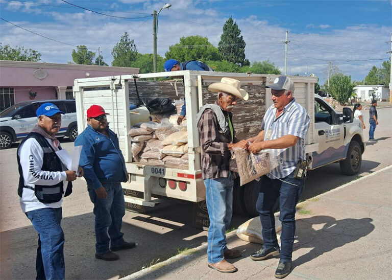Entrega Estado más de mil paquetes alimentarios en Delicias y Camargo