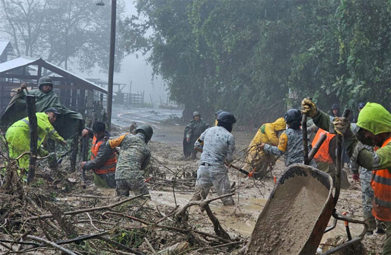 Aumenta a 70 los muertos tras lluvias en México