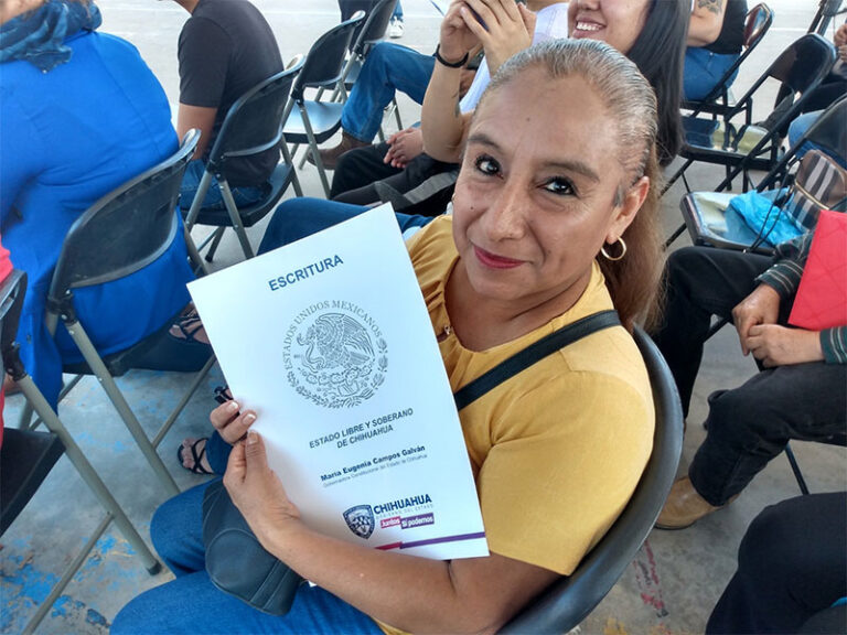 Apoya Gobierno del Estado a 80 familias juarenses con la entrega de escrituras de propiedad