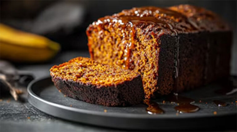 Disfruta de un delicioso panqué de camote con plátano