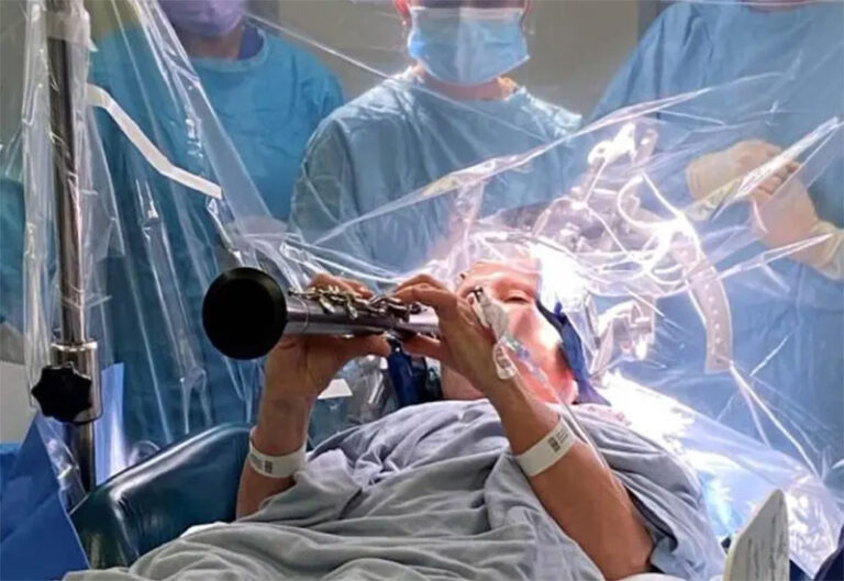 Cirugía cerebral de alto grado de dificultad con clarinete incluido