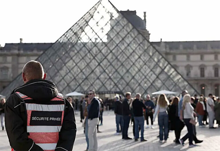 Pese a robo, reabren al público El Louvre