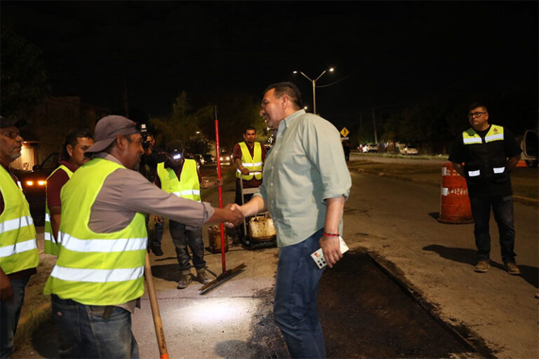 Supervisa alcalde trabajos nocturnos de bacheo