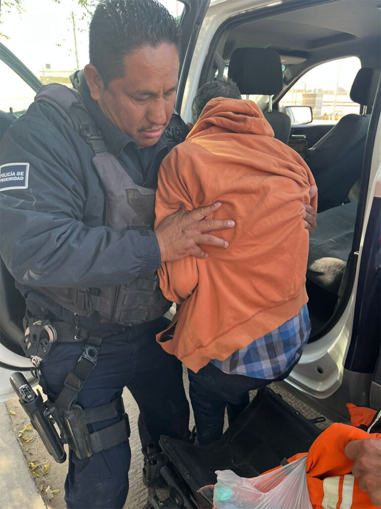 Agentes del Distrito Valle brindan apoyo a ciudadano con discapacidad