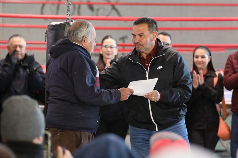 Entrega Presidente Pérez Cuéllar apoyos a familias afectadas por las lluvias