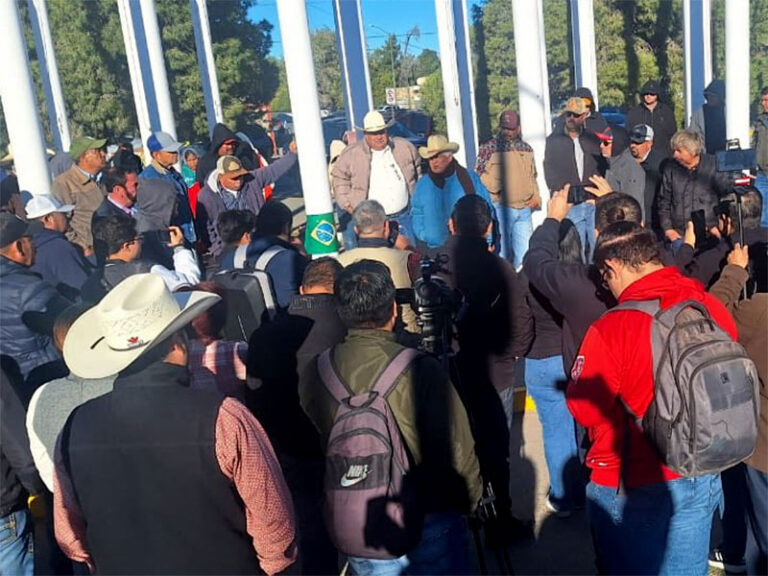 Se revelan campesinos y toman el puente Zaragoza
