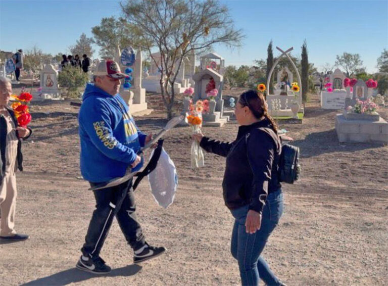 Obsequió Atención Ciudadana flores a visitantes a panteones