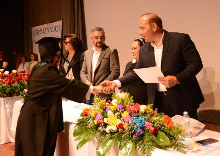 Gradúan alumnos del Centro de Educación y Desarrollo Integral para el Trabajo en la Salud