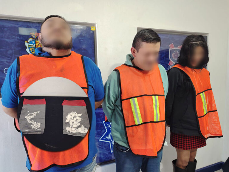 Detienen a tres personas en posesión de varios envoltorios de cocaína