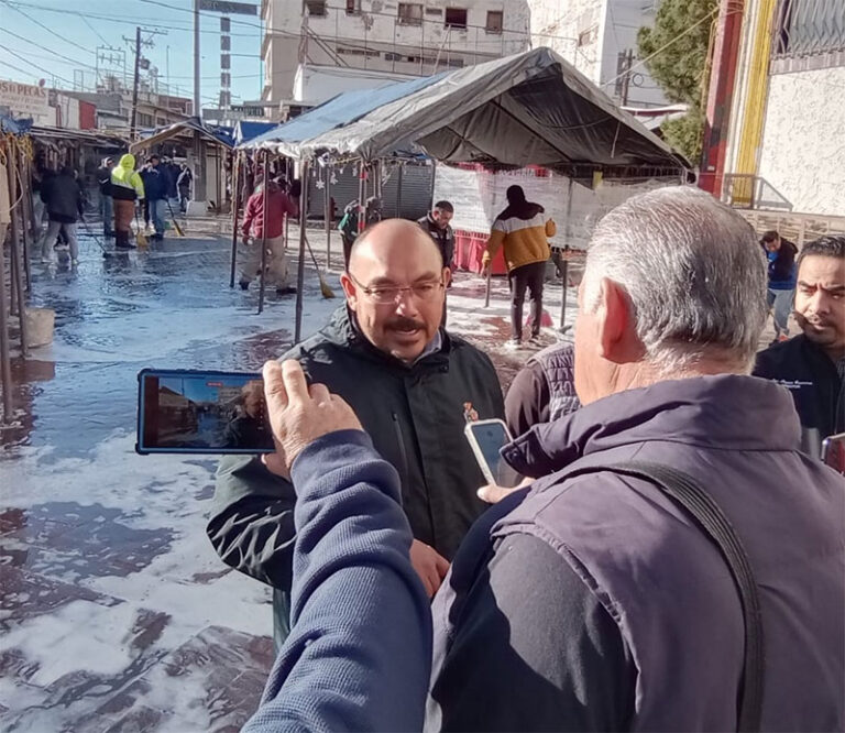 Se suman comerciantes a la limpieza de calle La Paz