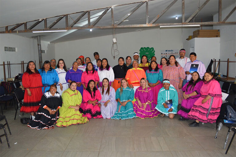 Reciben docentes de Educación Indígena de la sierra diplomado en Lengua Ralámuli