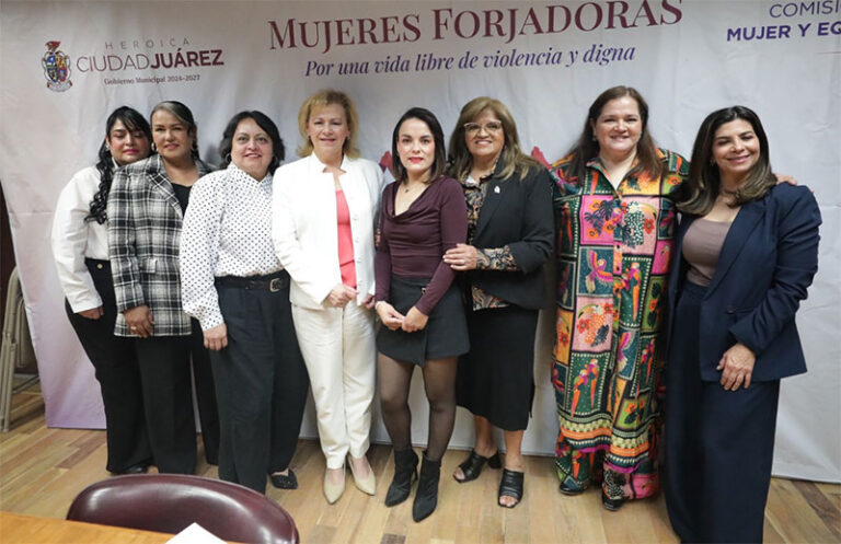 Regidoras entregan el reconocimiento Mujeres Forjadoras de una vida libre de violencia y digna