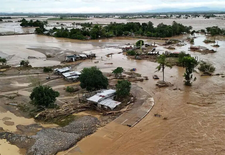 Cinco los muertos tras tifón en Filipinas