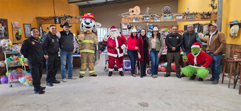 Dona Rodeo Santa Elena 450 juguetes para el Santa Bombero