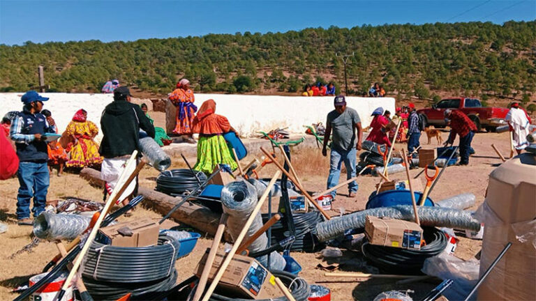 Apoya Estado con paquetes de alimento a habitantes de comunidades de Carichí
