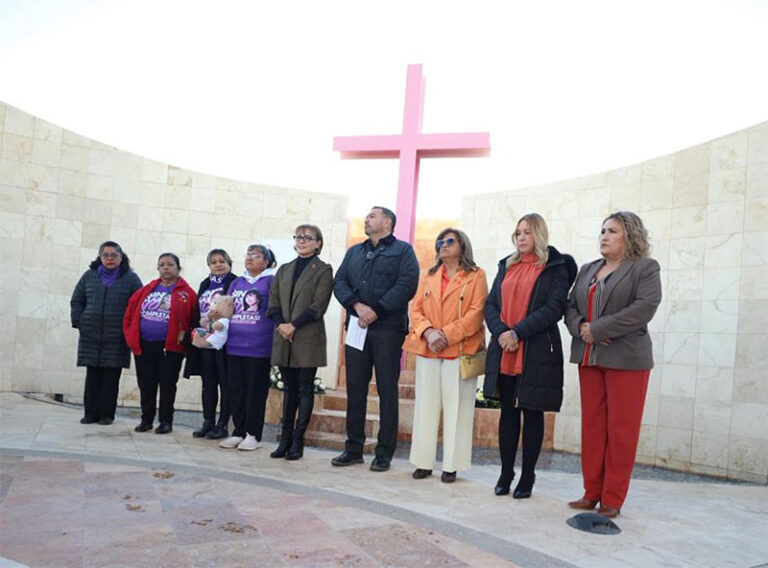 Encabeza Alcalde colocación de ofrenda floral en el Memorial del Campo Algodonero