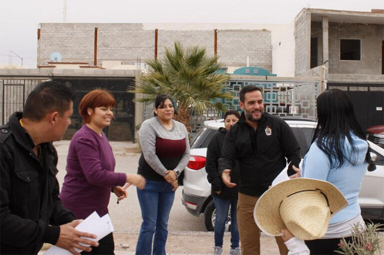 Se reúne titular de Atención Ciudadana del Suroriente con vecinos de la colonia Praderas del Sol